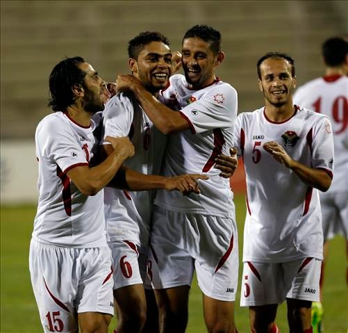مرجان يتلقى التهنئة من زملائه بتسجيله الهدف الثاني للنشامى 