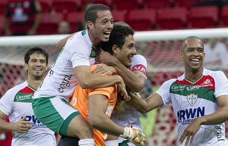 لاعبو بورتوجيزا يهنئون حارسهم " الهداف"