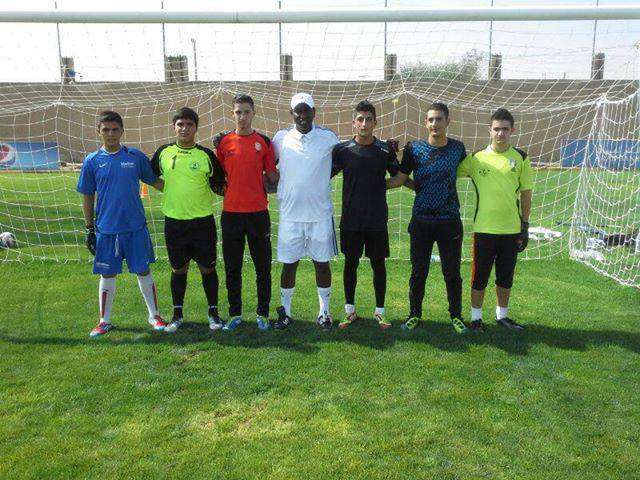 السعودي سليمان العيسى يتوسط حراس الرمثا الأردني