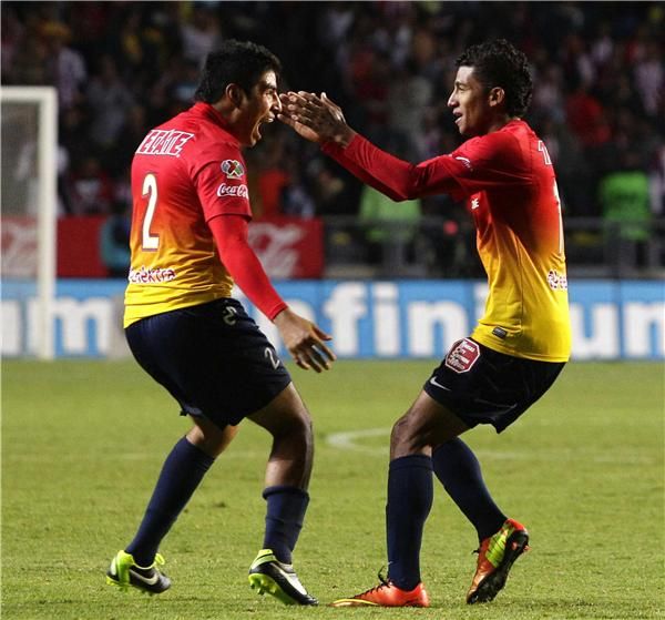 بيريز وروخاس لاعبا فريق موريليا 