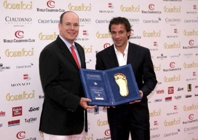 الايطالي أليساندرو ديل بييرو يتسلم جائزة القدم الذهبية