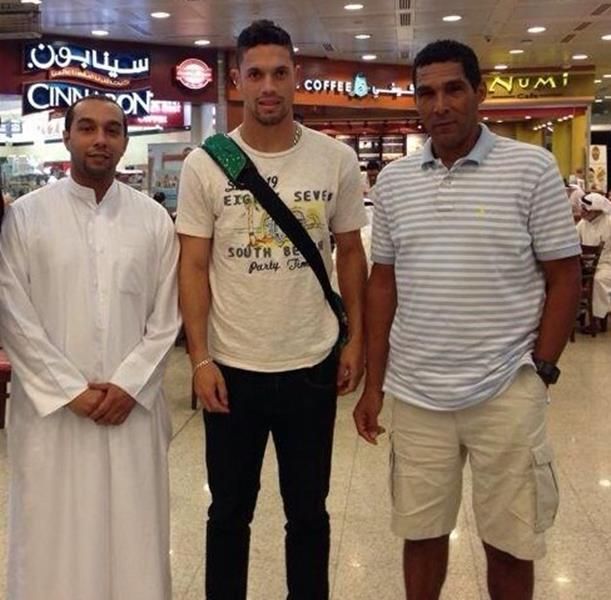 البرازيلي دا سيلفا ومواطنه دييجو جيرا محترف كاظمة الجديد مع الاداري صالح العنيزي