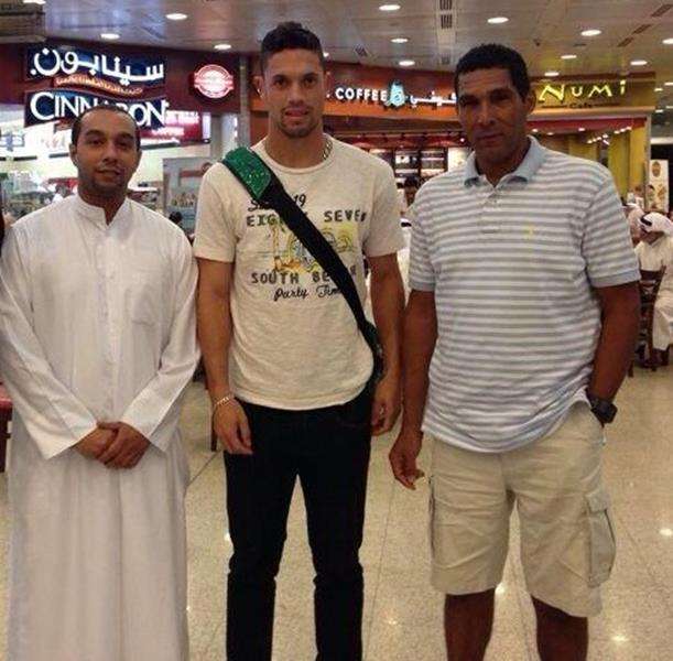 البرازيلي دا سيلفا ومواطنه دييجو جيرا محترف كاظمة الجديد مع الاداري صالح العنيزي