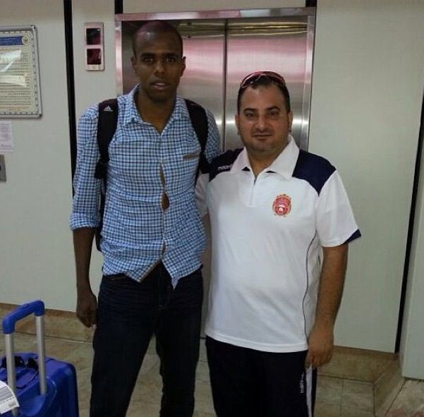 ابو بكر آدم لدى وصوله الى البحرين اليوم