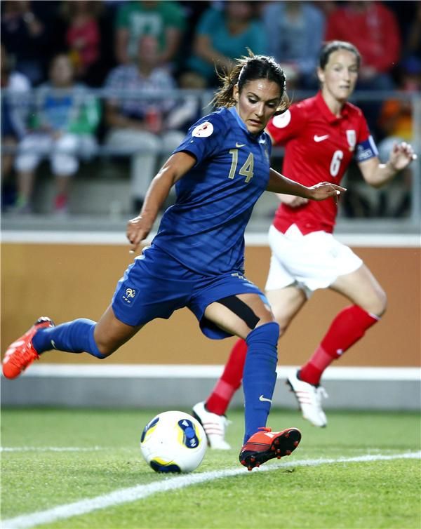 لويزة نسيب بقميص المنتخب الفرنسي