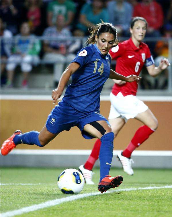 لويزة نسيب بقميص المنتخب الفرنسي