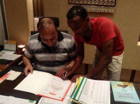 صالح موسي خلال توقيعه علي عقده مع محمد أبو السعود رئيس الإسماعيلي