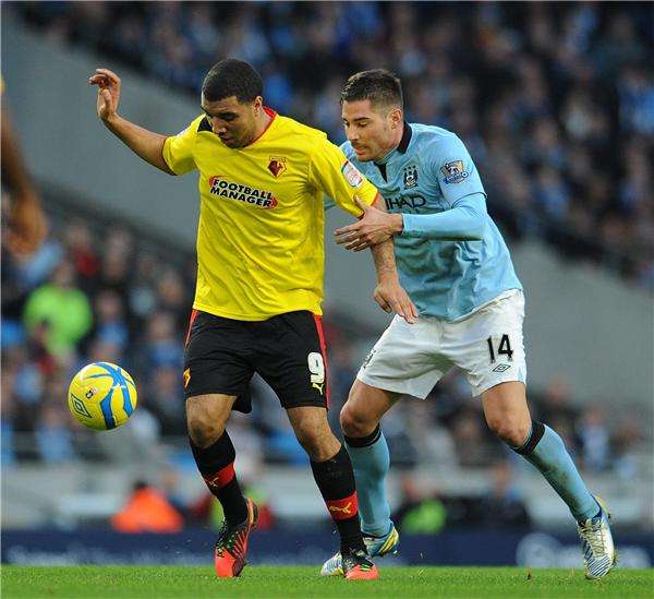 ديني بالقميص الأصفر .. هل ينتقل إلى السبيرز؟