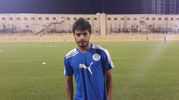 راشد الحوطي يرتدي قميص الرفاع خلال مشاركته في تدريب الفريق اليوم