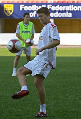 ستيفن جيرارد تدرب مع زملائه يوم الاربعاء