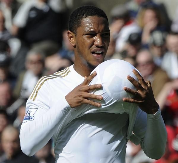 2013-05-04t164228z_1045351379_gm1e95501w401_rtrmadp_3_soccer-england_reuters