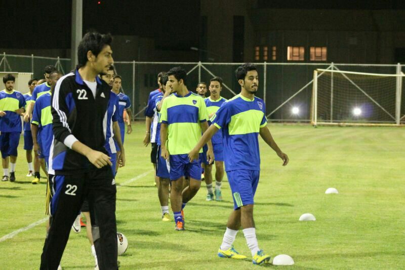 جانب من تدريبات الشباب