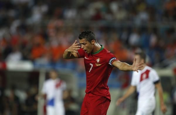 2013-08-14t203400z_337590869_gm1e98f0ckw01_rtrmadp_3_soccer-friendly_reuters