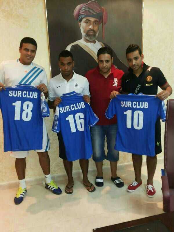 الثلاثي المصري يحملون قميص صور