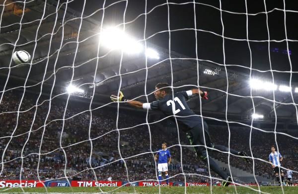 الكرة تدخل المرمى