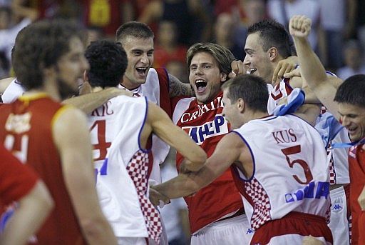 فرحه لاعبي كرواتيا بالفوز باللقاء وخيبه امل على وجه الاعب الاسباني