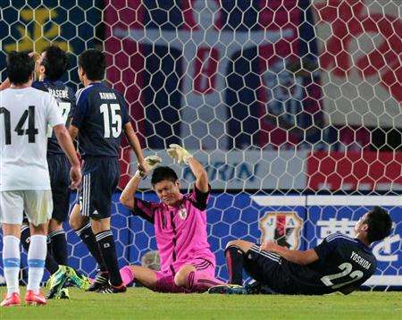 الحارس إيجي كاواشيما في حالة غضب بعد ولوج الهدف الرابع من اوروجواي