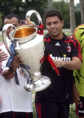 صورة ارشيفية لرونالدو وهو يحتفل مع زملائه بكأس أبطال أوربا الموسم الماضي