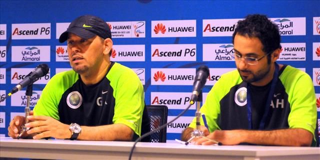 القروني في المؤتمر الصحفي.