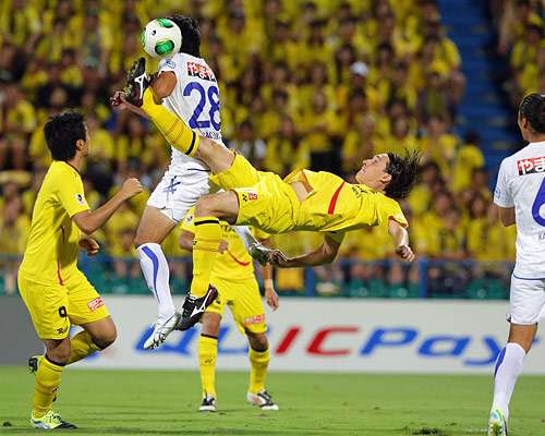 المهاجم البرازيلي كليو عند محاولته إحراز هدف بمرمى فريق فيجالتا سينداي