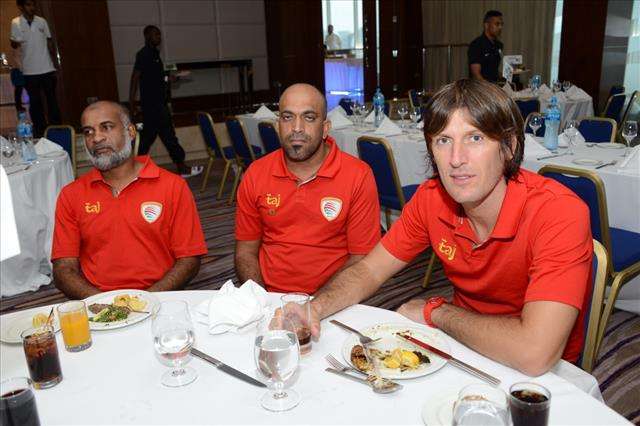  مدرب المنتخب العماني مع افراد الجهاز الفني