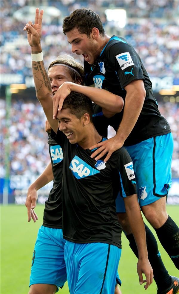 لاعبو هوفنهايم يحتفلون بالتسجيل