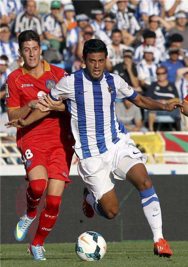 كارلوس فيلا "إلى اليمين"