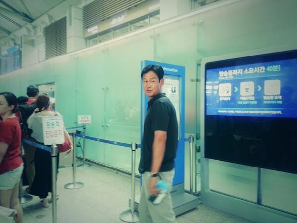 المدرب تشوي يونج سو في مطار انتشيون الدولي بسيئول قبل السفر إلى السعودية