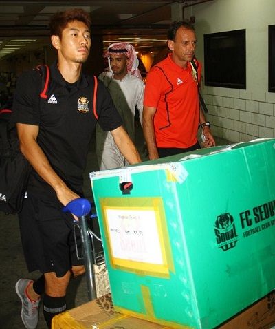 لاعبو فريق إف سي سيئول الكوري الجنوبي عند وصولهم لمدينة جدة السعودية