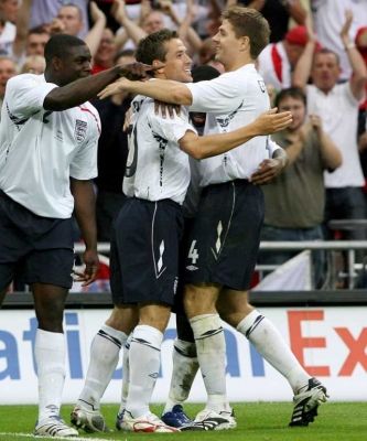 مايكل أويـن يحتفل مع جيرارد وريتشاردز بعد الهدف الذي أحرزه