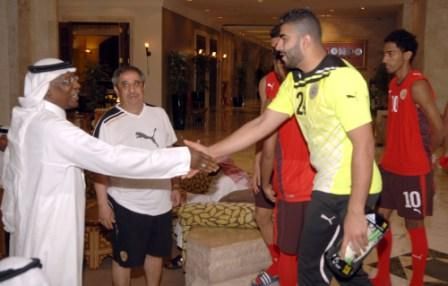 رئيس الاتحاد السعودي يصافح اللاعبين