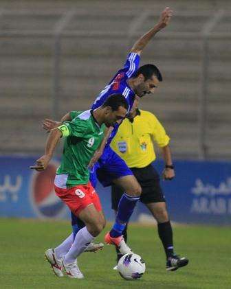 شلباية "الوحدات" والشعيبي "الرمثا" في صراع على الكرة بمباراة اليوم  