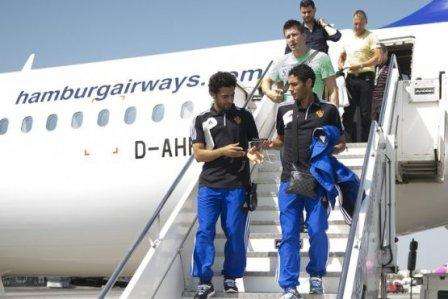 صلاح مع مواطنه النني اثناء خروجهما من الطائرة في صوفيا