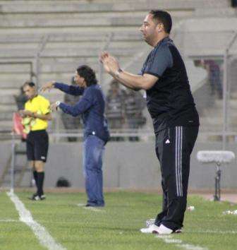 مهند الفقير يوج~ه فريقه في مباراة الوحدات   (( تصوير: محمود عزالدين ))