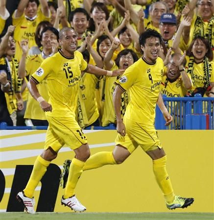 ماساتو كودو ( يمين ) بعد تسجيله هدف التقدم بمرمى الشباب السعودي