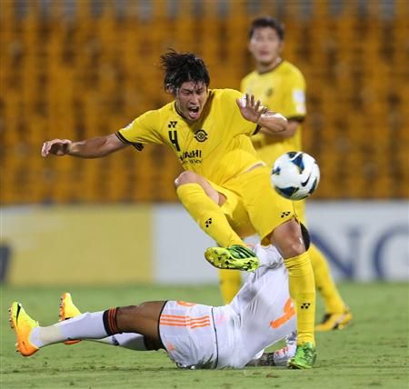 المدافع دايسوكي سوزوكي في لقاء كاشيوا والشباب