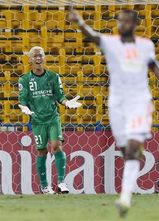 الحارس تاكانوري سوجينو بعد ولوج هدف التعادل للشباب