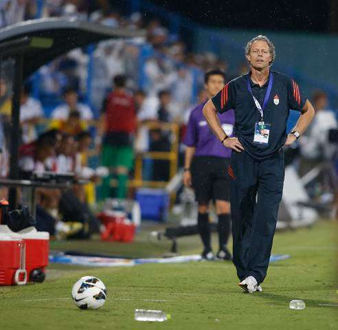 برودوم يوجه لاعبيه اثناء مباراة كاشيوا 