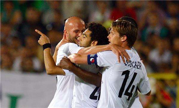 لاعبو بازل يهنئون صلاح بتألقه