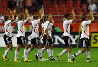 لاعبات منتخب ألمانيا يحييون الجمهور بعد نهاية المباراة 
