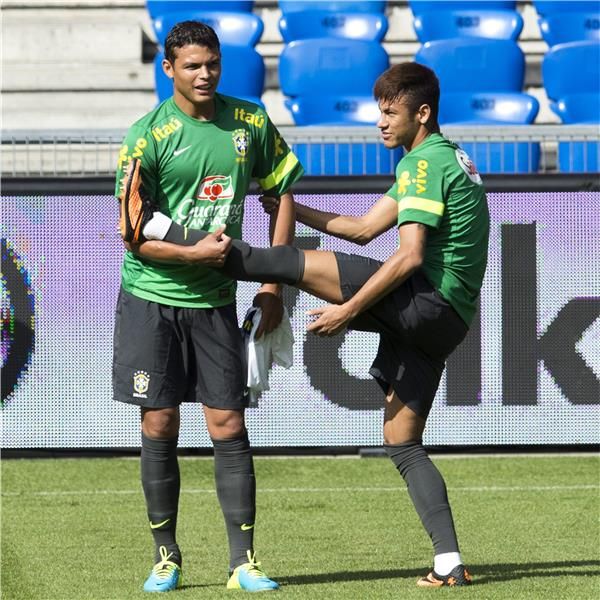 تياجو سيلفا (يسار) مع نيمار زميله بالمنتخب البرازيلي