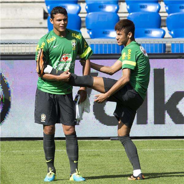 تياجو سيلفا (يسار) مع نيمار زميله بالمنتخب البرازيلي