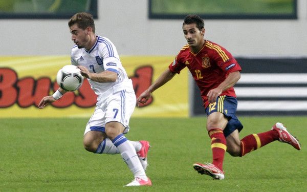 خاريس مافرياس (يسار)