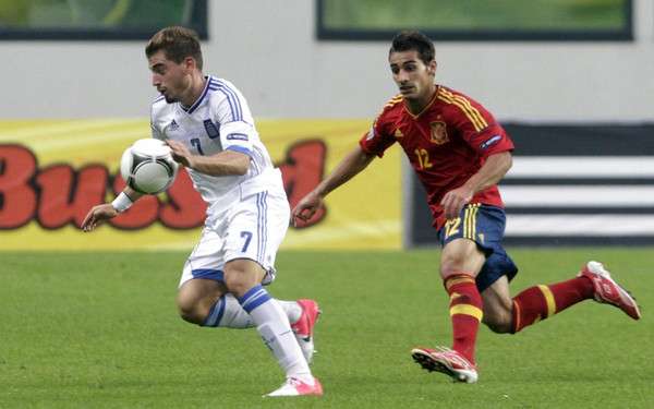 خاريس مافرياس (يسار)