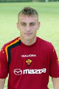 دانييلي دي روسي لاعب وسط المنتخب الإيطالي 