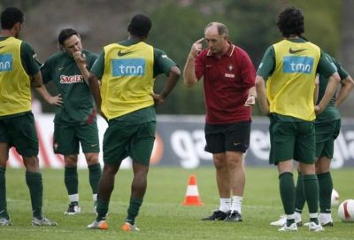 سـولاري يوجه لاعبيـه أثنـاء تدريبـات المنتخب البرتغالـي