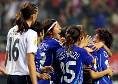 فرحة لاعبات اليابان بهدف التعادل والذي اتى في الوقت بدل الضائع