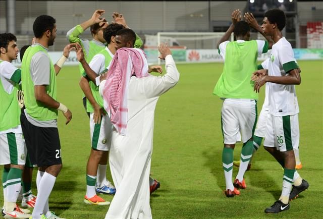 فرحة لاعبي السعودية عقب تخطي الكويت في قبل النهائي
