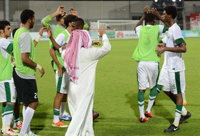 فرحة لاعبي السعودية عقب تخطي الكويت في قبل النهائي