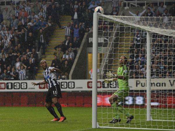 فرصة لا تضيع من نيوكاسل أمام وستهام في الوقت القاتل من المباراة